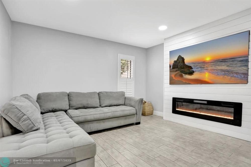 Currently Displayed Property Photo