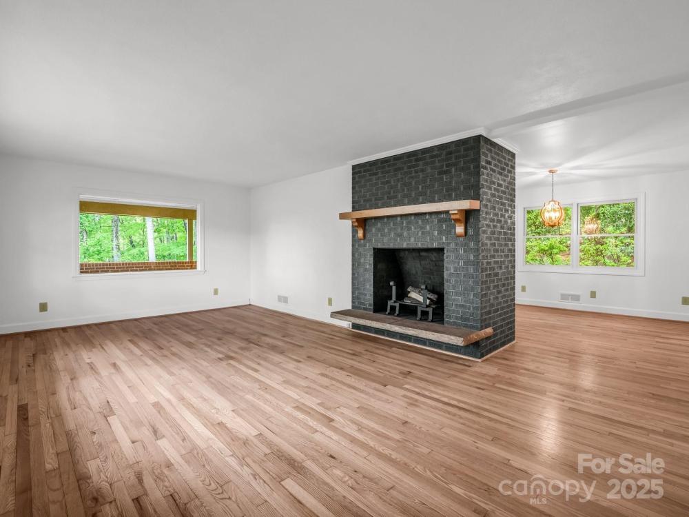 Currently Displayed Property Photo