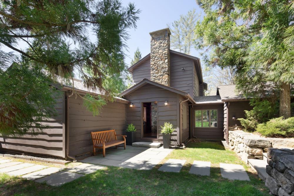 Currently Displayed Property Photo