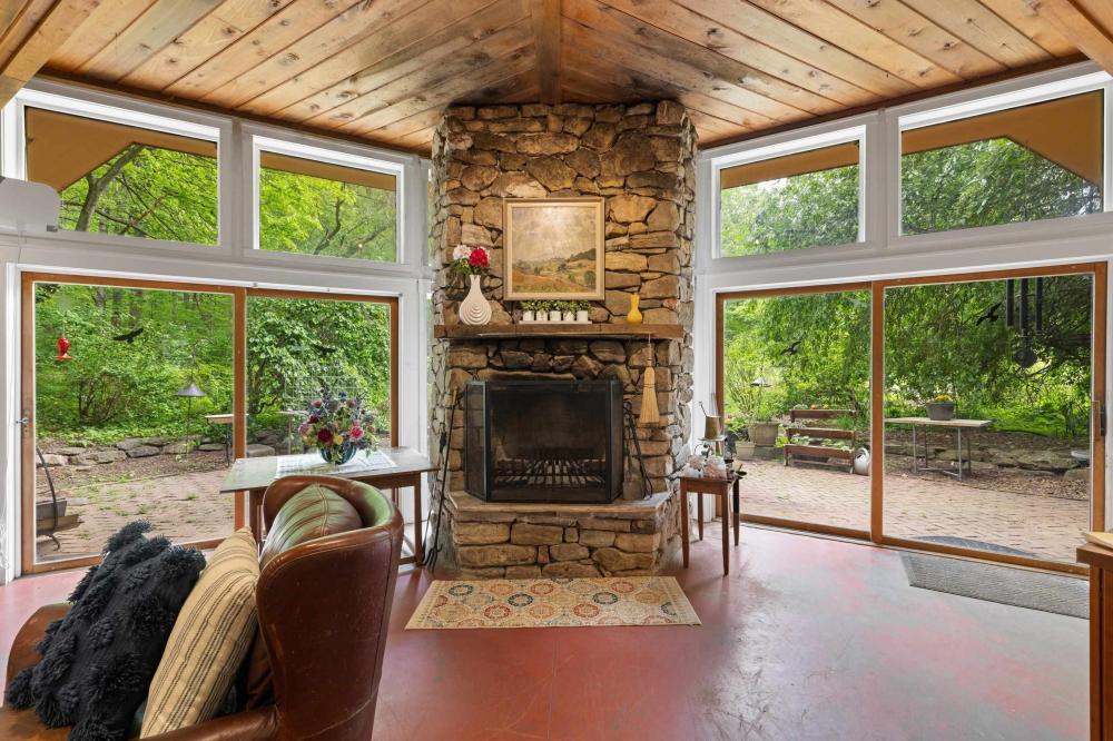 Currently Displayed Property Photo
