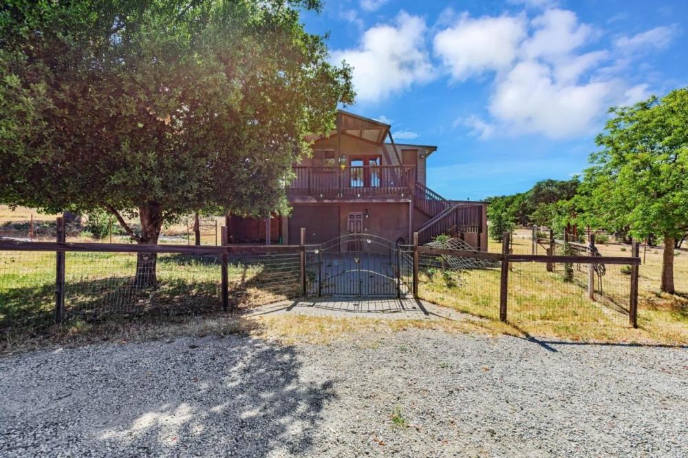 Currently Displayed Property Photo