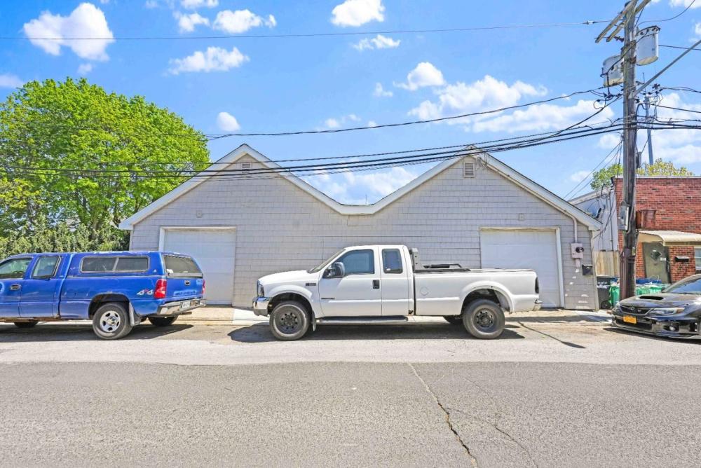 Currently Displayed Property Photo